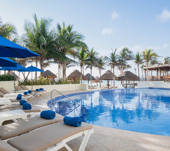 Piscina y solarium HOTEL NYX CANCUN Cancun